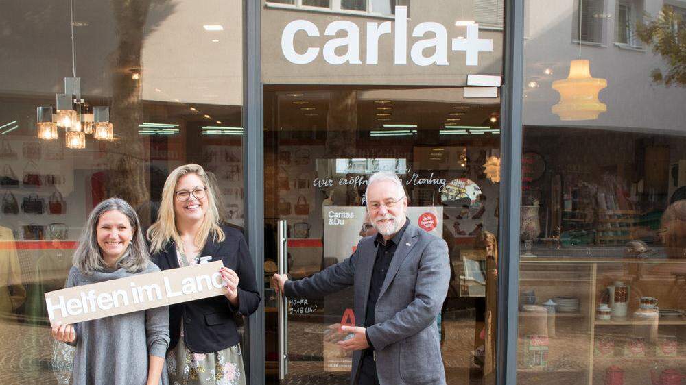 Der neue „Carla+“-Shop in der Widmanngasse. Ursula Luschnig (links), Christina Staubmann und Josef Marketz von der Caritas freuen sich