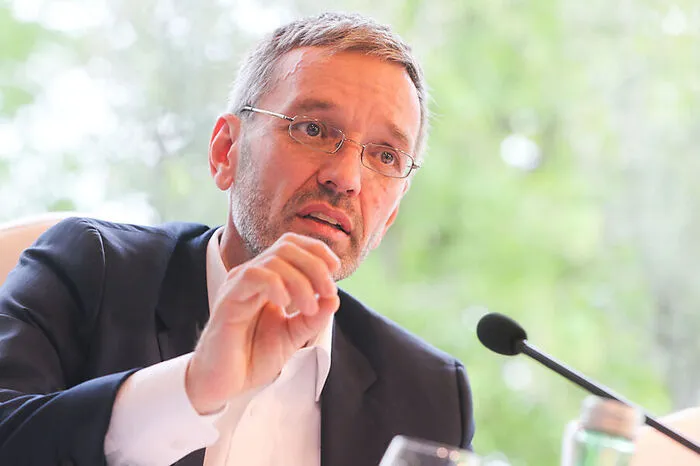 "Ich sage immer, wenn es leicht geht, kann es jeder Trottel." - Feindbild? Der blaue Ex-Innenminister Herbert Kickl kann damit leben.