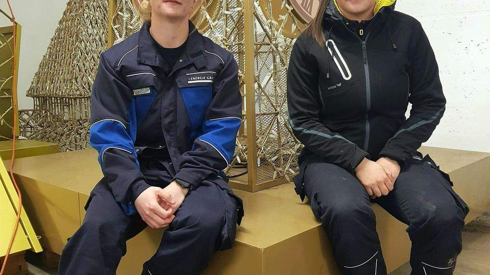 Die Elektrikerinnen Lisa-Marie Bludzus und Kristin Tement im Lager der Stadt Graz für Weihnachtsbeleuchtung