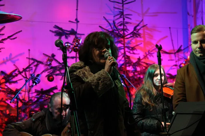 Um genau 19 Uhr startete die elfköpfige Band mit ihrem Programm, das unter dem Motto „Helfen im großen Stil“ stand.