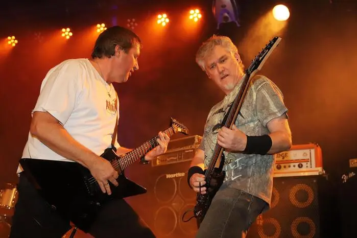 Am Foto rocken die beiden „Blackrose“ Gitarristen.