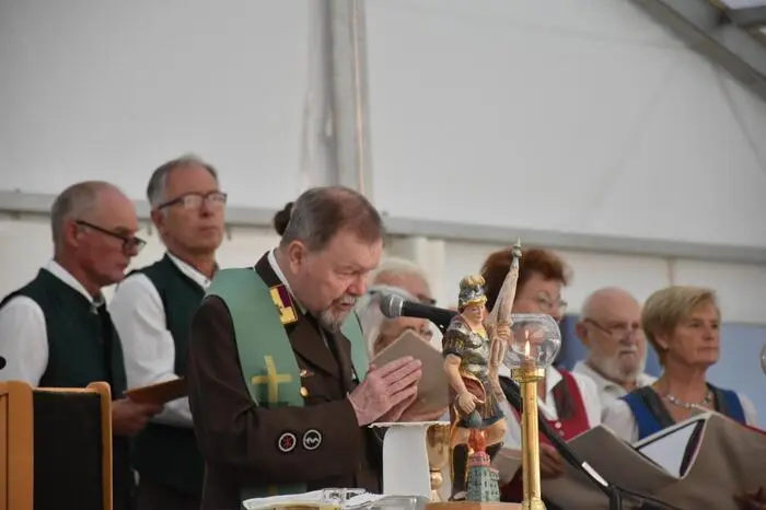 Der Sonntag startete mit einer von Generalvikar Erich Linhardt zelebrierten Feldmesse, welche vom Wöllmißberger Singkreis musikalisch umrahmt wurde.