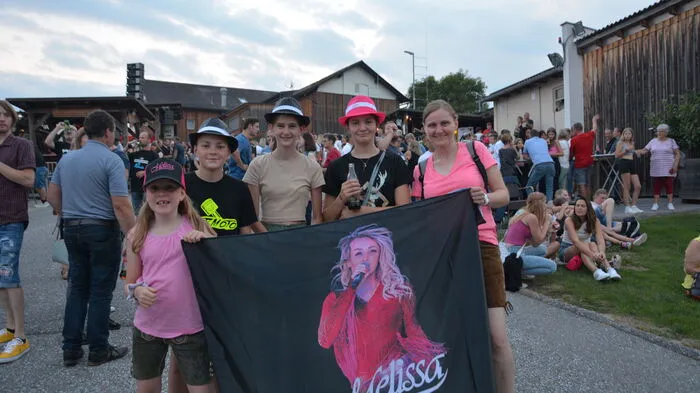 1500 Menschen haben auf dem Freigelände neben der "Inseltown" in Pöllau Platz - die Tickets für das Melissa Naschenweng-Konzert waren ausverkauft. Einige Fans kamen mit pinken Hosen, Leiberl und Hüten.