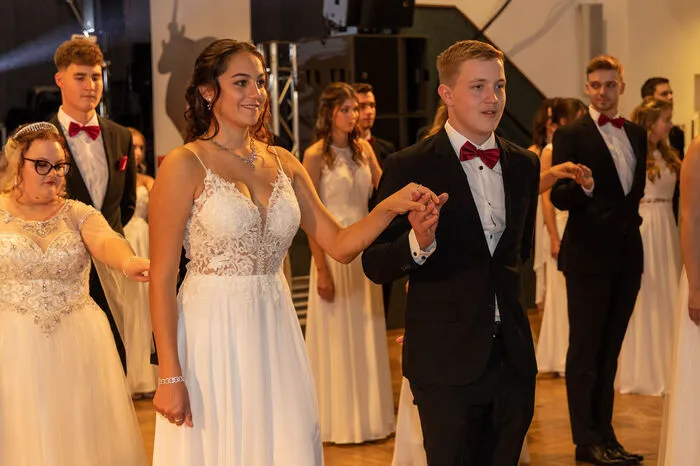 Die Polonaise, eingeübt mit Alena's International Showdance Academy, begeisterte die Gäste und zauberte dem ein oder anderen Elternteil Tränen in die Augen.