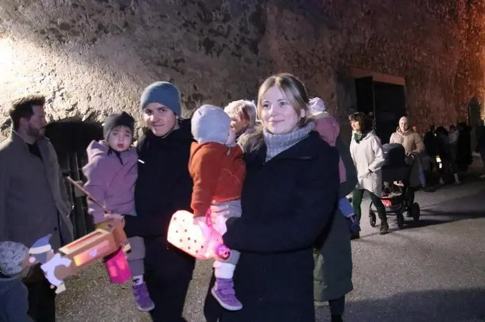 Mit der Dunkelheit um 17 Uhr startete dann auf dem Burggelände der imposante Laternen-Umzug mit den Kindern und ihren Begleitpersonen.