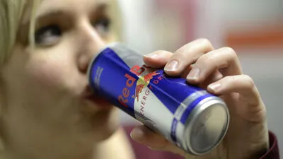 Der Verkauf von koffeinhaltigen Energydrinks wie Red Bull  an Kinder und Jugendliche soll am Donnerstag von der Regierung in Großbritannien verboten werden