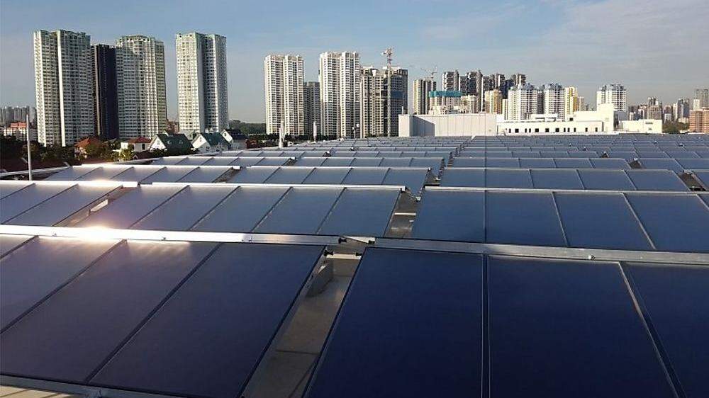      Sieben der 13 weltgrößten Anlagen für solare Kühlung (im Bild: Ikea in Singapur) kommen von der Grazer Firma Solid	