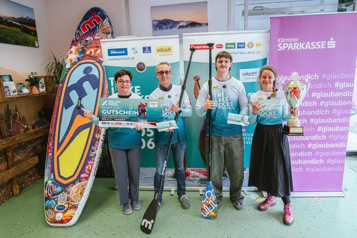 Gutscheine für das „Fun Race“ werden Kärntnerinnen und Kärntnern von Gesundheitslandesrätin Beate Prettner (links, SPÖ) und Geschäftsführer TVB Villach Michael Spanring-Sternig (zweiter von links) und dessen Team zur Verfügung gestellt