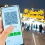 ABD0092_20211112 - WIEN - ÖSTERREICH: ++ THEMENBILD ++ Illustration zu den 2G-Kontrollen am Christkindlmarkt. Eine Person hält ein Handy mit der österreichischen App zum Grünen Pass beim Eingang zum Christkindlmarkt am Wiener Rathausplatz am Freitag, 12. November 2021 (gestellte Szene). - FOTO: APA/GEORG HOCHMUTH