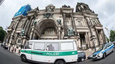 Polizisten riegeln den Dom ab