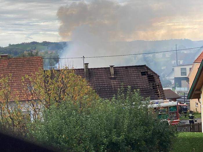 Die Feuerwehr hat einen Teil des Daches geöffnet, um den Brand zu bekämpfen