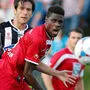 Mohamadou Idrissou (rechts) im Jahr 2013 bei einem Testspiel zwischen Kaiserslautern und dem SK Sturm 