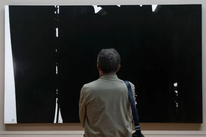 Mit dem Licht seien zwar die Farben geboren worden, doch das Schwarz habe es schon zuvor gegeben, so der Maler, der sich auch stets in Schwarz kleidet.