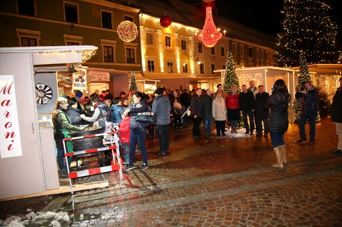 ... suchten die Erwachsenen eher die 150 Quadratmeter große Christmas-Lounge auf oder sahen sich nach traditionellem Kunsthandwerk bei den Verkaufshütten um. 