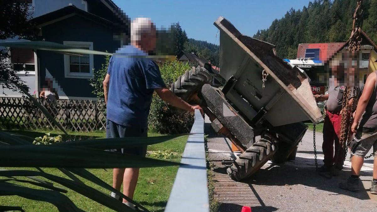 Die Feuerwehr musste den Kipper bergen, der sich an einem Zaun verkeilt hatte