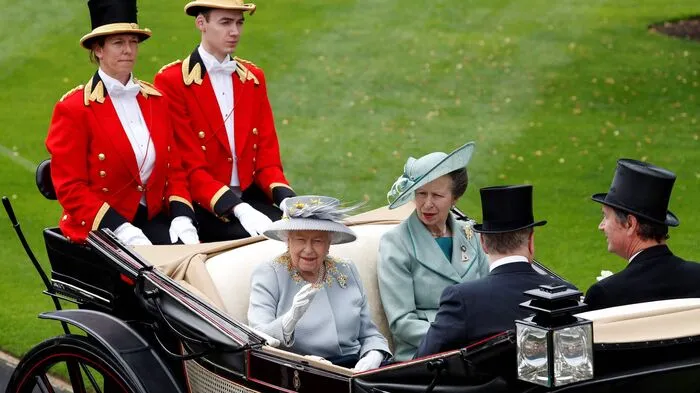 ...draufsteht, darf die Queen nicht fehlen. Schon gar nicht in Ascot, bei den berühmten Pferderennen. >> Noch mehr Hüte! Hüte! Hüte! in Ascot