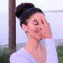 Konzentration auf die Stirn und die Fingerspitzen: So gelingt die „Anti Zorn Massage“ 
