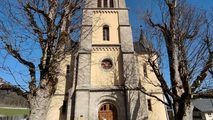 Das Transparent vor der evangelischen Kirche in der Ramsau