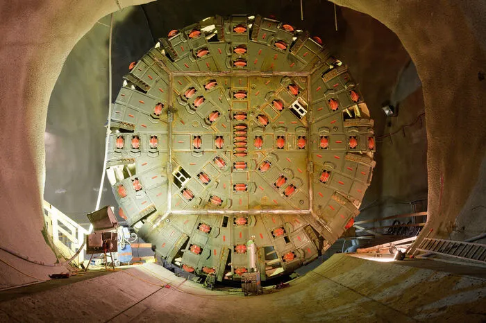 Die Bohrköpfe mit zehn Meter Durchmesser bleiben vorerst in den beiden Tunnelröhren