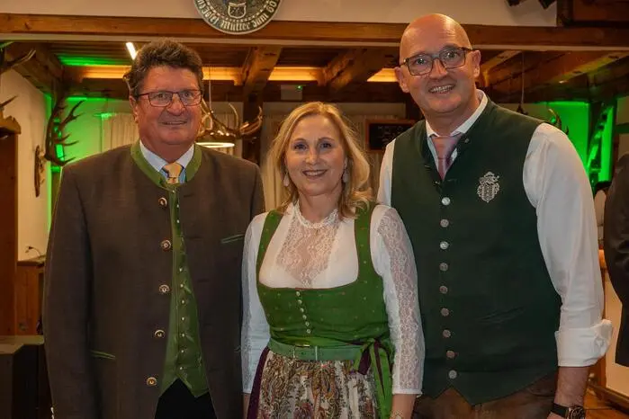 Obmann Konrad Petautschnig (i. B. l.) bedankte sich herzlich bei seinem Jagdkollegen Müller (i. B. r.) und dessen Familie für die Bereitstellung der Räumlichkeiten und dem Engagement bei den Vorbereitungen sowie bei Susanne Salzer (i. B. 2. v. l.), die die Idee zum Ball initiiert hatte.