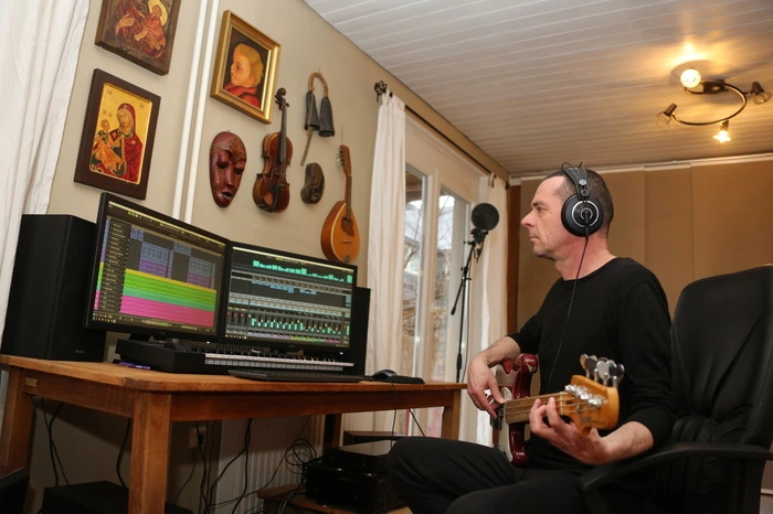 Roland Wieser hat sich zu Hause ein kleines Tonstudio eingerichtet.