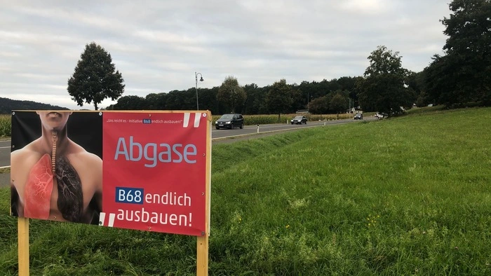 Es gibt Themen, die werden seit Jahren diskutiert – wie die Sorge um die Krankenhausstandorte in Feldbach und Bad Radkersburg. Für beide gab es heuer Petitionen. Eine Bürgerinitiative kämpft für den seit Jahren geforderten Ausbau der B 68. Im November verkündete das Land: Der Ausbau kommt 2023.