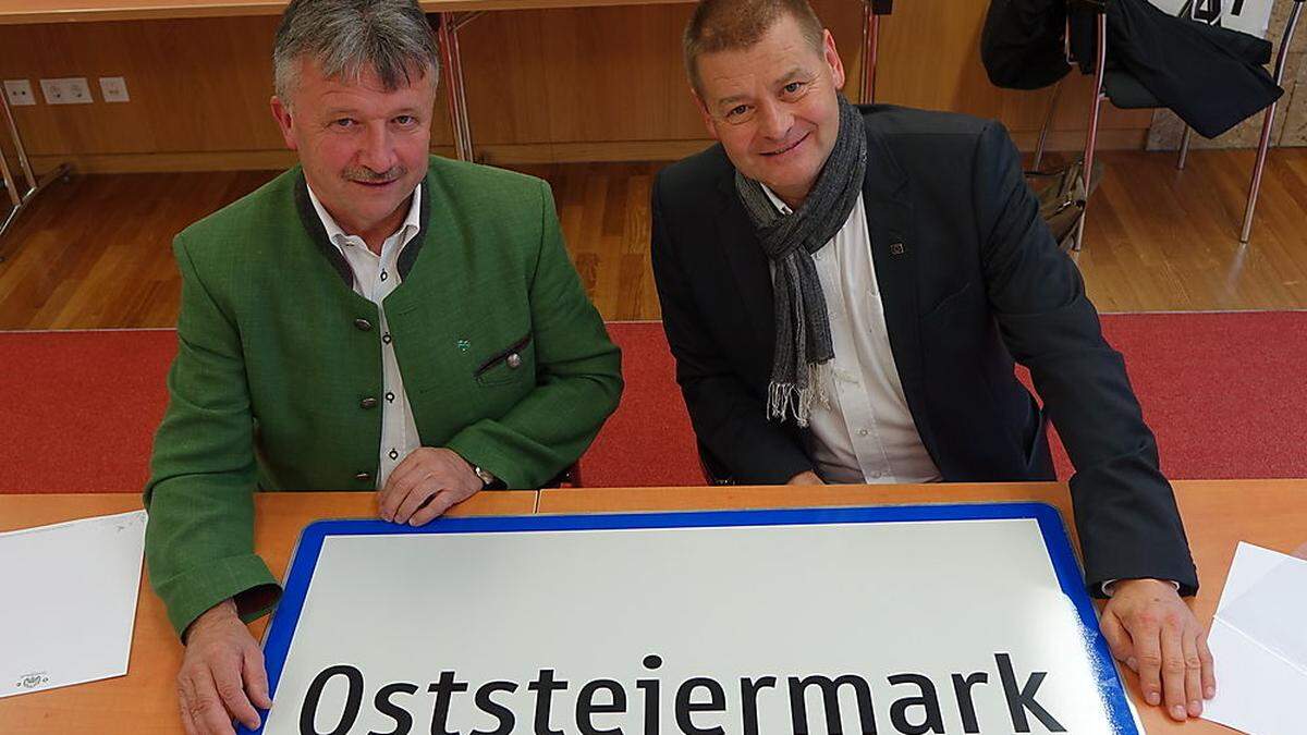 Hubert Lang (links) und Horst Fidlschuster von der Regionalentwicklung Oststeiermark präsentierten Zahlen und Fakten zur Region