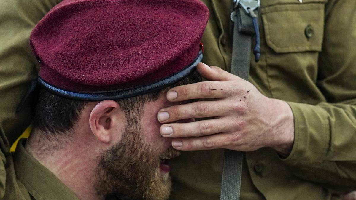 Israelische Soldaten trauern um gefallene Kollegen. (Symbolfoto) 