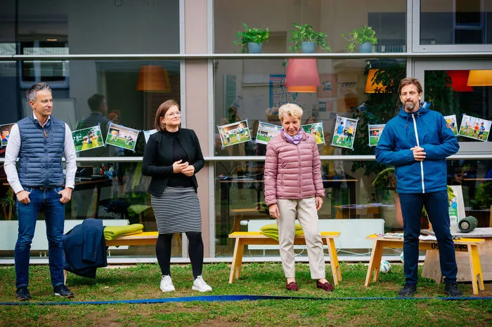 Das Projekt wurde jetzt mit dem UEFA Children Award ausgezeichnet - im Foto Stadtrat Kurt Hohensinner, SOS-Kinderdorf-Geschäftsführerin Heidi Fuchs, Jugendamt-Leiterin Ingrid Krammer und Roland Maurer-Aldrian (Projektleiter)