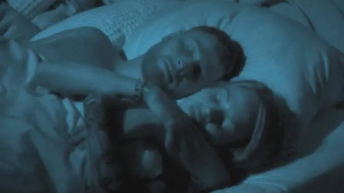 Schon in Folge eins wurde gekuschelt