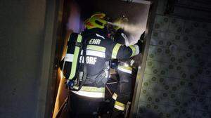 Atemschutztrupps löschten im Haus den Brand