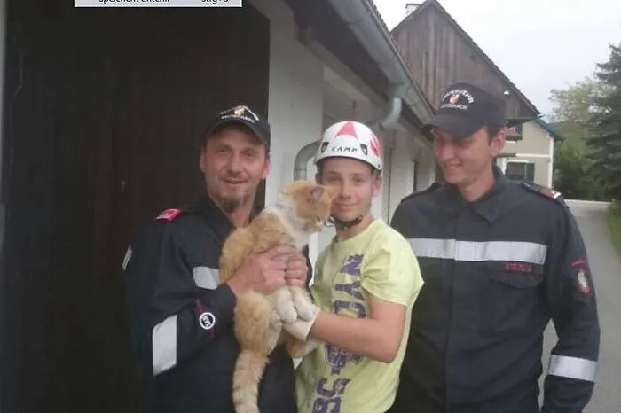 Jungfeuerwehrmann Yannis Trunk (Mitte) aus Leutschach rettete eine Katze aus einem engen Schacht.