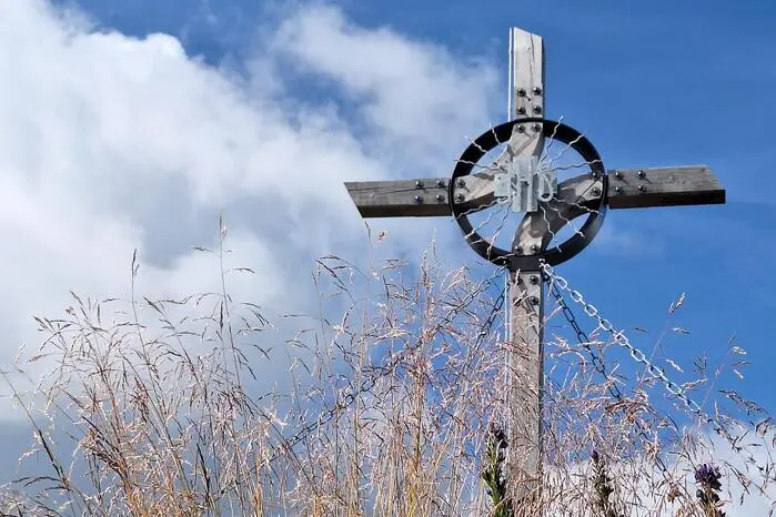 Das Gipfelkreuz am Hohen Bösring hat unsere Leserreporterin Natalie Hohenwarter aus Birnbaum bildlich festgehalten. Herzlichen Dank für das schöne Foto und weiterhin „Berg heil!“