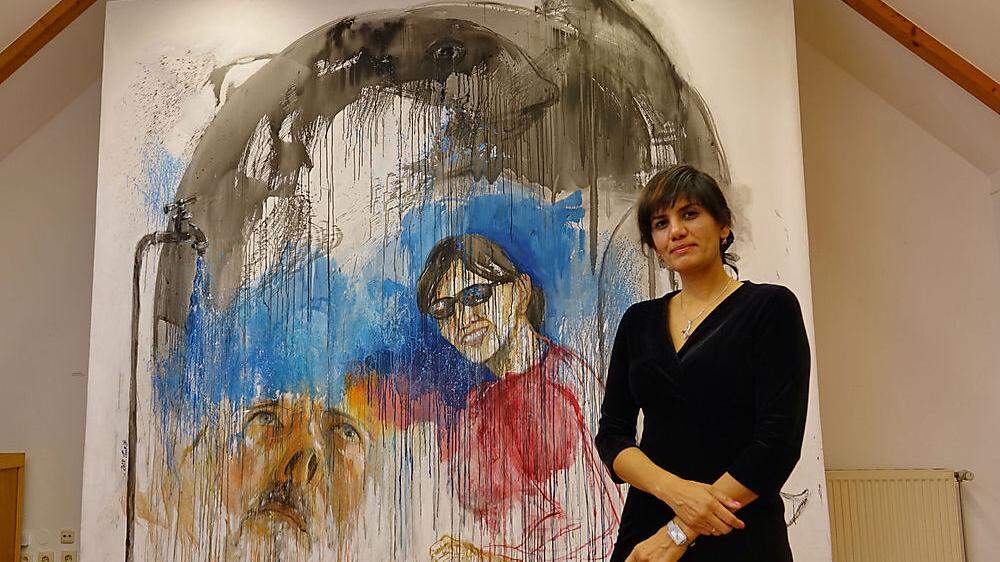 Marjan Habibian vor ihrem imposanten Werk gemeinsam auf der Erde