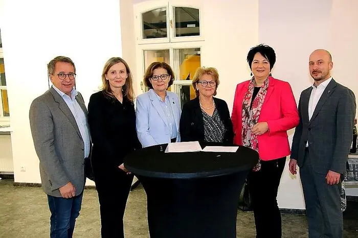 Bei der Vernissage am vergangenen Donnerstag konnte Köflachs Kulturstadträtin Stefanie Galler (3.v.l.) zahlreiche Gäste, unter ihnen die Landtagsabgeordnete Klaudia Stroißnig (2.v.r.) und den Bürgermeister von Rosental, Johannes Schmid (1.v.l.), begrüßen.