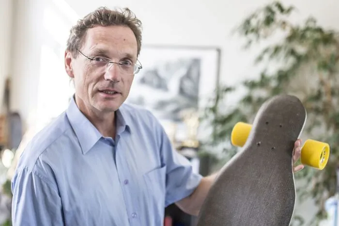 Betriebsleiter Herfried Lammer mit einem Skateboard aus Hanffasern.