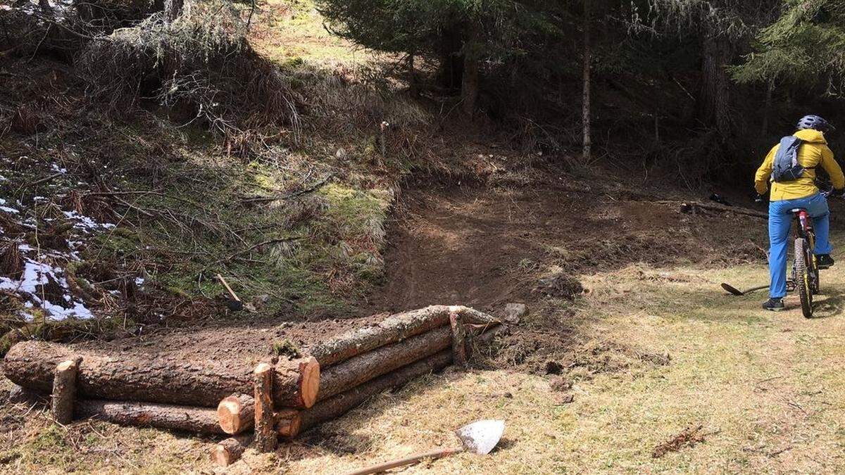 Mit reiner Muskelkraft wird der Singletrail in Kals von den Berg- und Bikeprofis bearbeitet