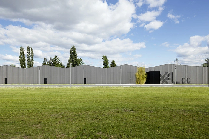 XAL CC Architektur: Innocad Bauherrschaft: XAL GmbH Für die Jury liegen die Qualitäten des Gebäudes in der schlüssigen Adaptierung und im innovativen Gebrauch des Bestands ebenso wie in der Fortschreibung der gewerblich/industriellen Nutzung und der ruhigen, Formensprache. Das Innere betreffend werden die angenehme und konzentrierte Arbeitsatmosphäre, die Transparenz, die vielfältigen Rückzugsmöglichkeiten und der Bezug nach außen als äußerst gelungen angesehen. Ein besonders positives Zeichen der Offenheit ist der Garten, der bewusst nicht eingezäunt wurde und allen als Ort der Erholung und der Rast dienen kann.