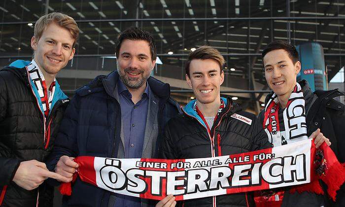 Michael Hayböck (links) und Stefan Kraft (2. v. r.) mit Patrick Murnig und Mario Seidl (rechts)