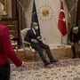 Da war es schon zu spät: Michel und Erdogan nehmen Platz, von der Leyen sagt "Ähm..."