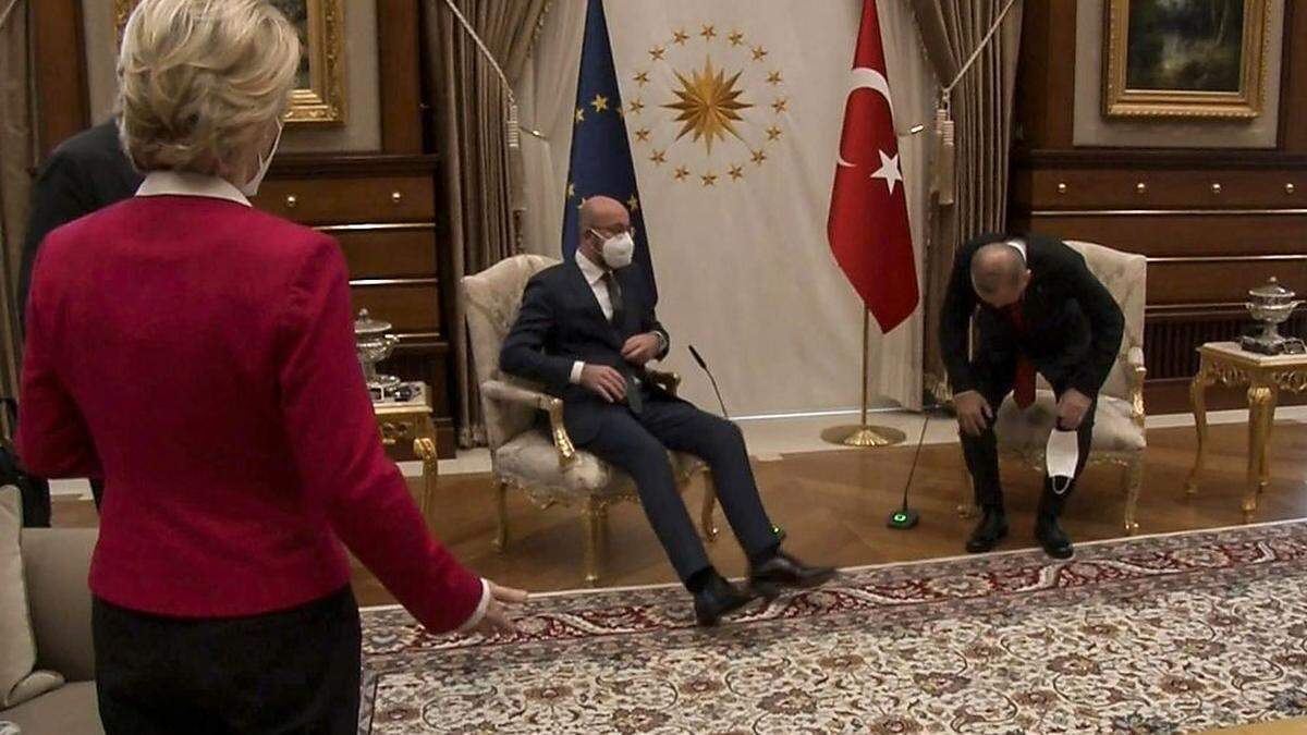 Da war es schon zu spät: Michel und Erdogan nehmen Platz, von der Leyen sagt &quot;Ähm...&quot;