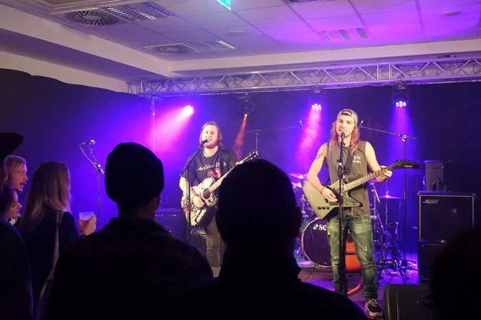 Zuerst sorgte die zwei-Mann-Band "Young Fat Mothers" für eine ausgelassene Stimmung mit lustigen Texten und coolen Covers.