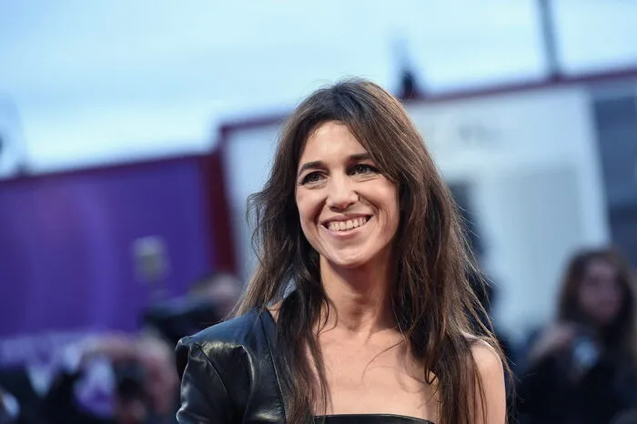 Die Außenwirkung. Viele Französinnen wie Charlotte Gainsbourg wirken immer leicht zerzaust, so als wären sie gerade aus dem Bett gestolpert. Aber diese Nonchalance ist nur Teil und Kalkül des French Chic.