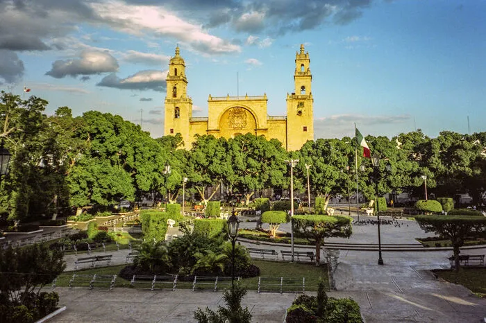 Mit dem Kulturangebot von Mérida kann es kein anderer Ort auf der Halbinsel Yucatán aufnehmen. Und weil sie zur Kulturhauptstadt Amerikas gewählt wurde, wird für 2017 ein Feuerwerk an groß angelegten kulturellen Events erwartet. Als Bonus kommt noch dazu, dass die sogenannte „weiße Stadt“ heute zu den sichersten Orten in ganz Mexiko zählt.