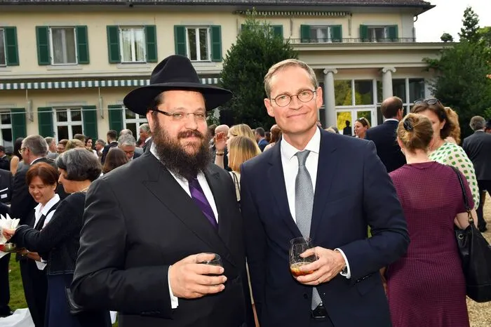 Rabbi Yehuda Teichtalmit dem Bürgermeister