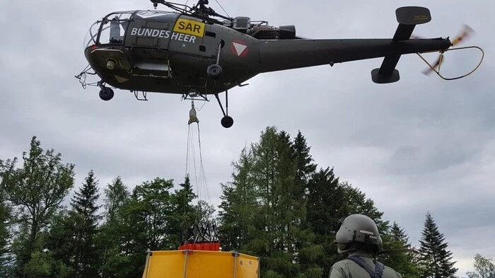 Drei Hubschrauber und sechs Feuerwehren sind seit Montag nach einem Blitzschlag im Löscheinsatz.