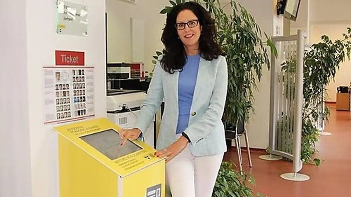 Angelika Gruber, Leiterin der Abteilung "Bürgerservice" im Rathaus mit dem neuen Ticketschalter