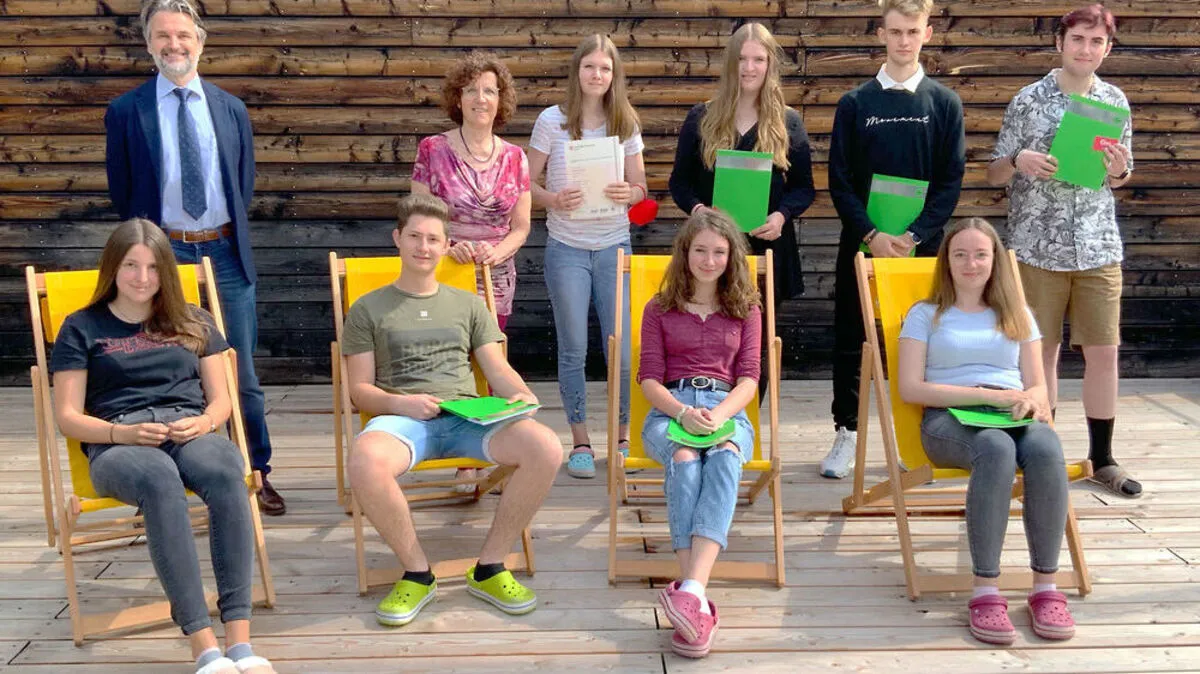 Vorne: Valentina Aichner, Manuel Kofler, Katharina Senfter, Julia Kraler; Hinten: HAK-Direktor Josef Pretis, Betreuerin Claudia Schlechl, Corinna Wallner, Valentina Trutschnig, Adamo Valtiner und Hermann Raffler
