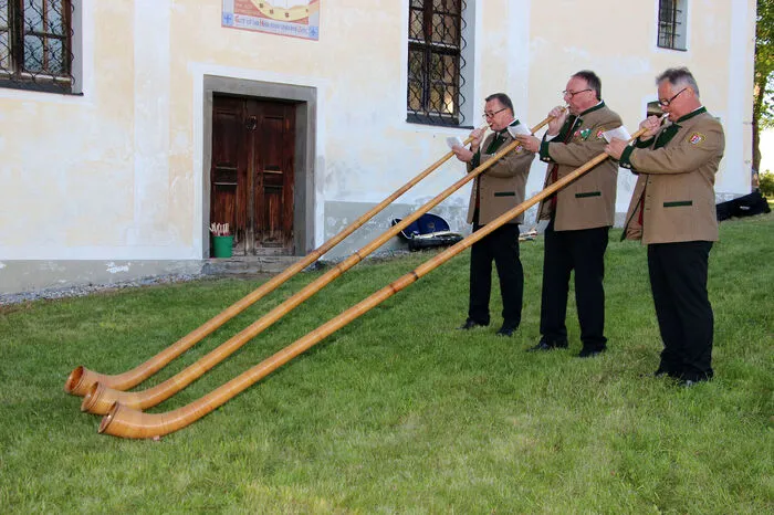m Anschluss wurde am Kirch-Vorplatz unter den mächtigen Linden gesungen, getanzt und Sprüche vorgetragen. Die Mitwirkenden, der Chor und die Volkstanzgruppe der Volksschule, die Alphornbläser und das Bläserquartett des Musivereines, der Volkstanzkreis St. Johann, das Stögersdorfer Jodeldreieck, Martin Greinix, Eveline und Herbert Schwabl und Bürgermeister Erwin Dirnberger wurden von den Besuchern mit viel Applaus bedacht.