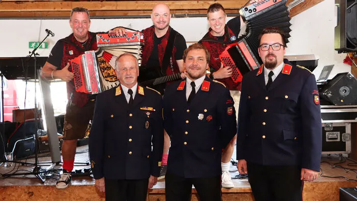Für die Stimmung nach dem Mittagessen sorgte das Trio Kärnt'n Gluat in der Festhalle.Am Foto von Links: Horst Glanzer, Alt-Kdt. Heinz Zeppitz, Christian Wernig, Kdt. Manuel Töplitzer, Florian Hinteregger und Kdt-Stvr. Manuel Fischer.